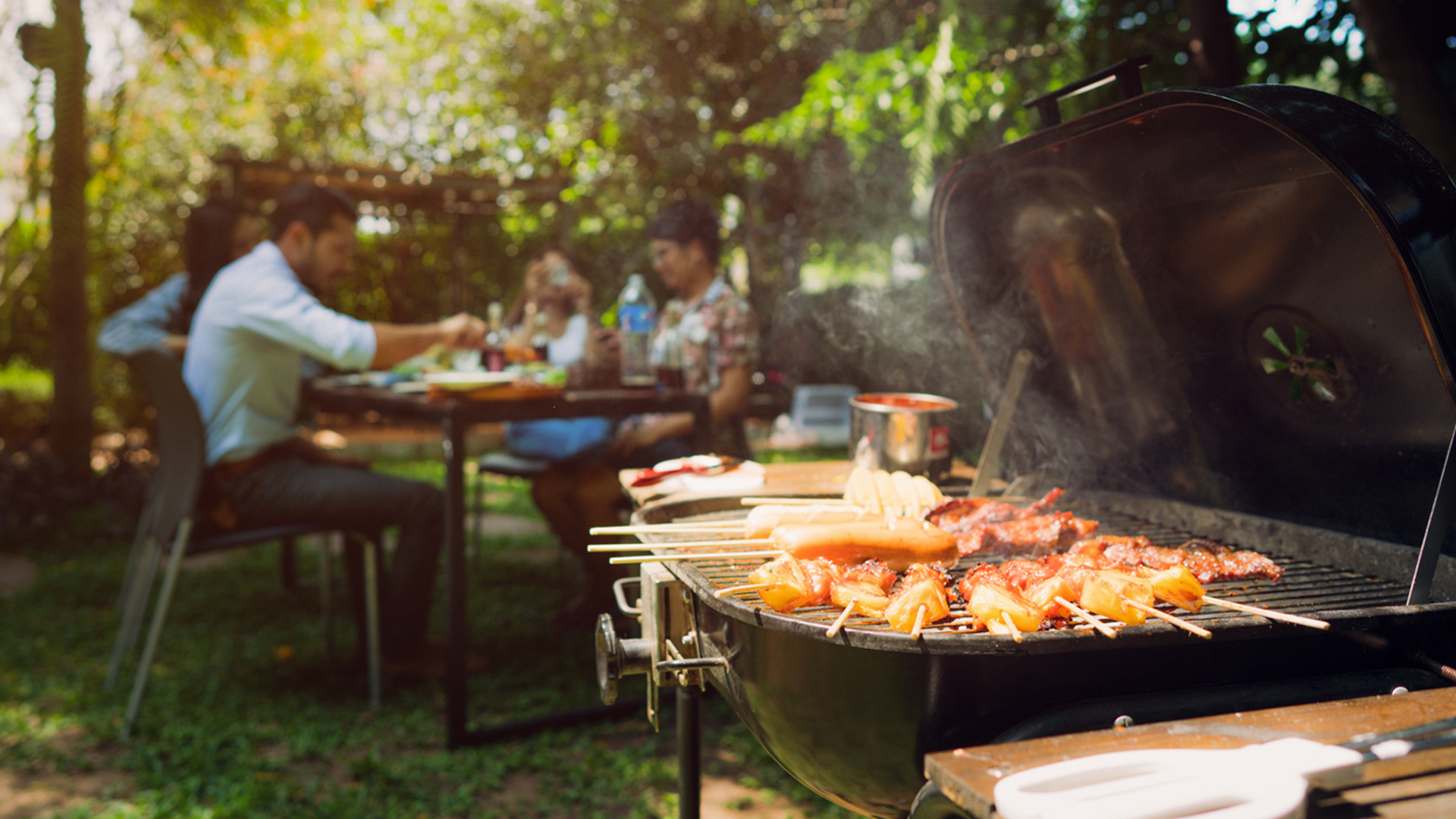 We houden van barbecueën, maar minder als de buren het doen