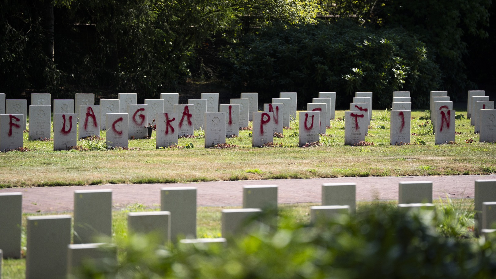 Rode verf en extreme leuzen: 150 graven Sovjet Ereveld beklad