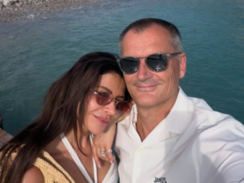 Olcay Gulsen en Eelko van Kooten vieren 'eerste vakantie als familie' met hond Billie