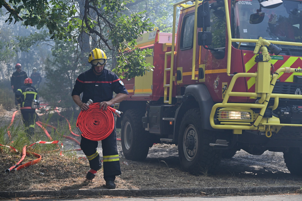 Blussen enorme natuurbrand bij Parijs kan dagen en zelfs weken duren