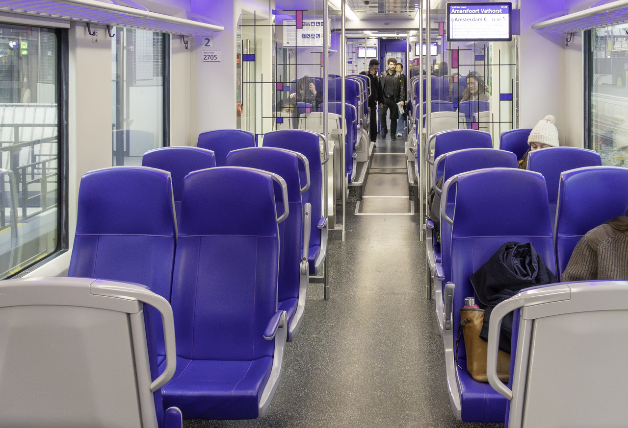 Bagage moet van stoel af in de trein, NS wil nieuwe regel invoeren