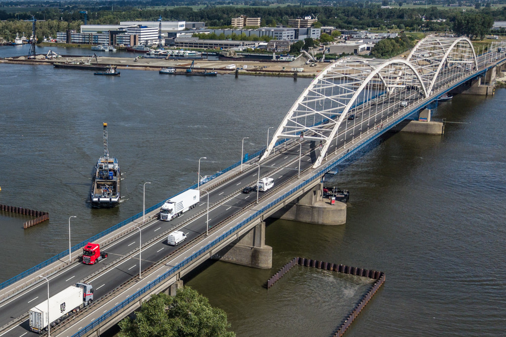 Flinke boete voor vrachtwagens over Merwedebrug, niemand handhaaft
