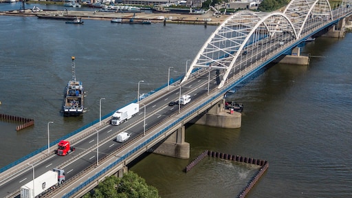 Flinke boete voor vrachtwagens over Merwedebrug, niemand handhaaft
