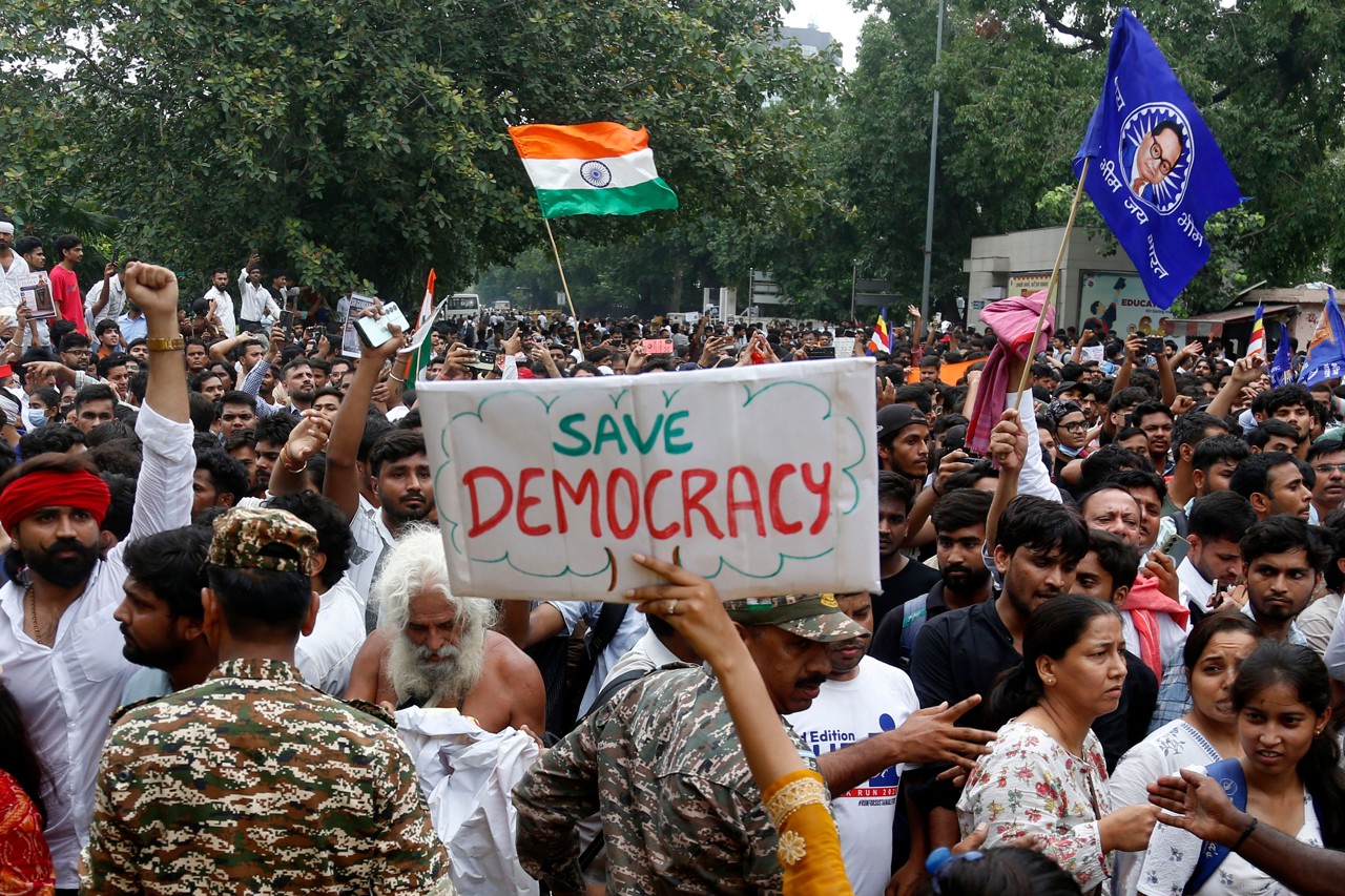 Felle confrontaties in India tussen 'kakkerlak-jongeren' en ordetroepen