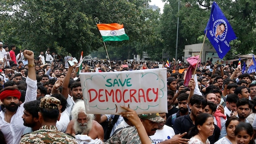 Felle confrontaties in India tussen 'kakkerlak-jongeren' en ordetroepen
