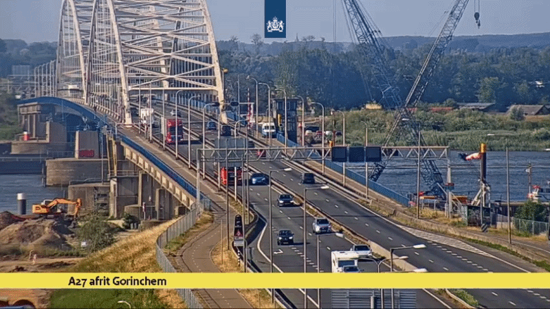 Ondanks verbod tientallen vrachtwagens per uur over Merwedebrug
