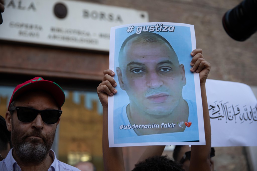 Een demonstrant houdt in de straten van Bologna een portret van Fakir omhoog.