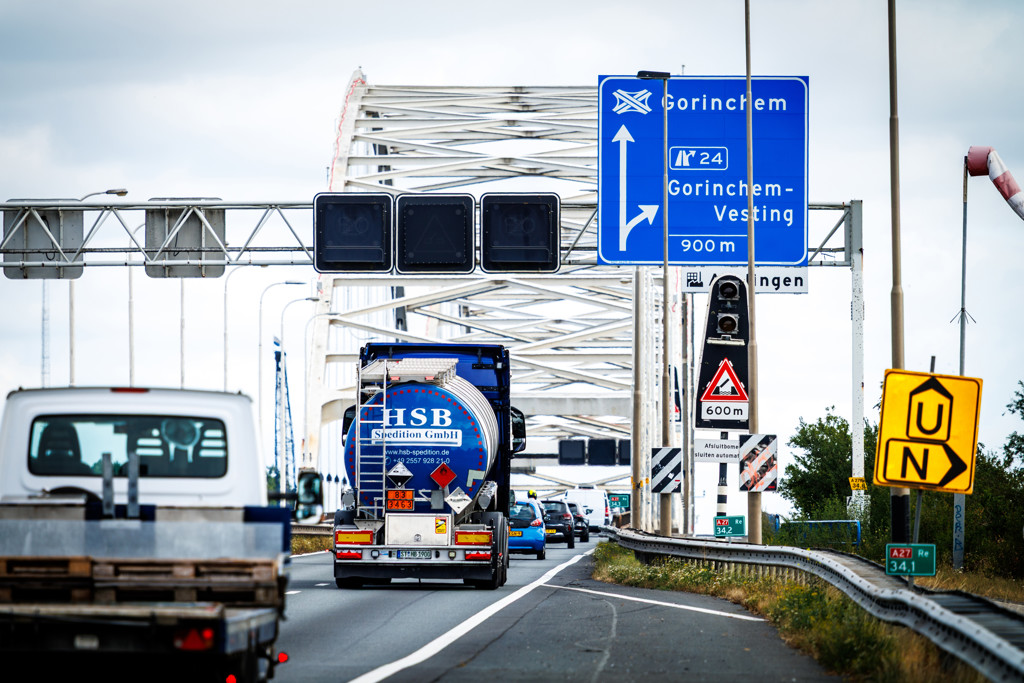 Vrachtwagens kunnen nog dagen straffeloos over de Merwedebrug rijden