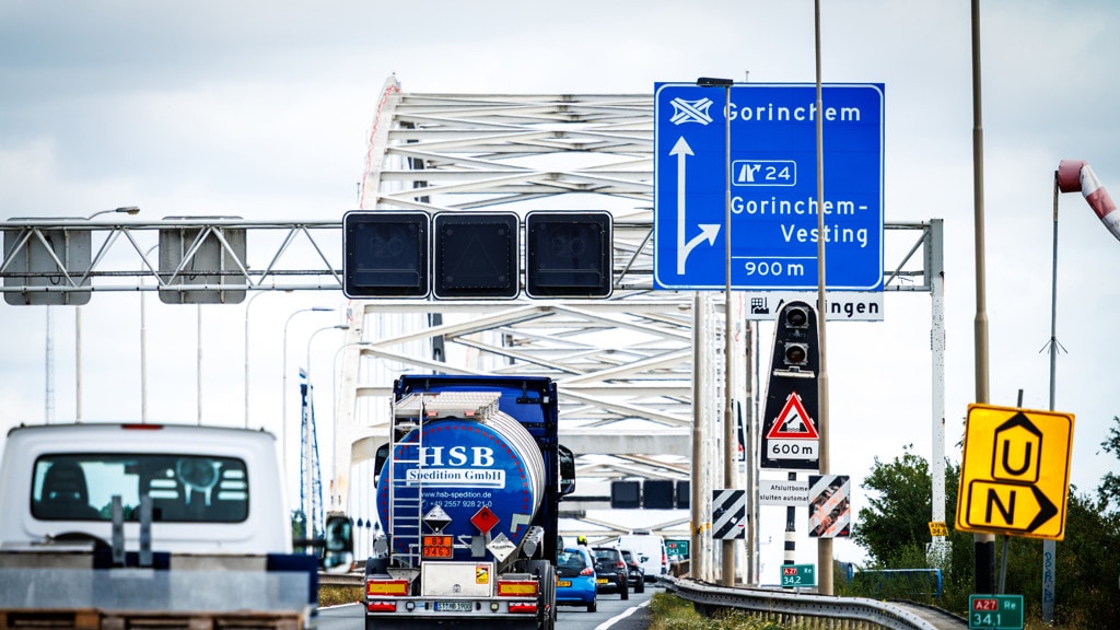 Vrachtwagens kunnen nog dagen straffeloos over de Merwedebrug rijden