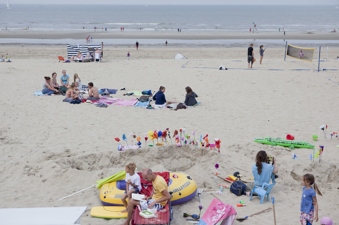 Jongen (14) gereanimeerd na val in zelfgegraven kuil op Belgisch strand