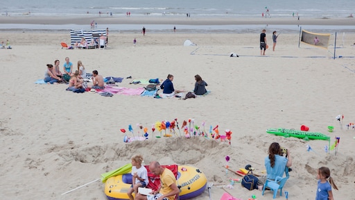 Jongen (14) gereanimeerd na val in zelfgegraven kuil op Belgisch strand