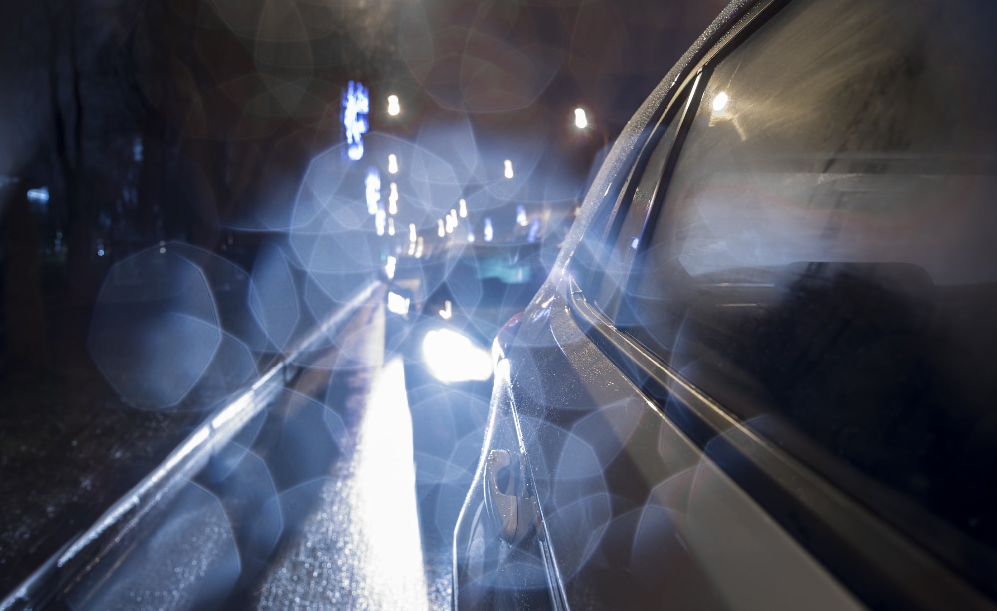 Tesla moet 20.000 auto's terugroepen om verblindende koplampen