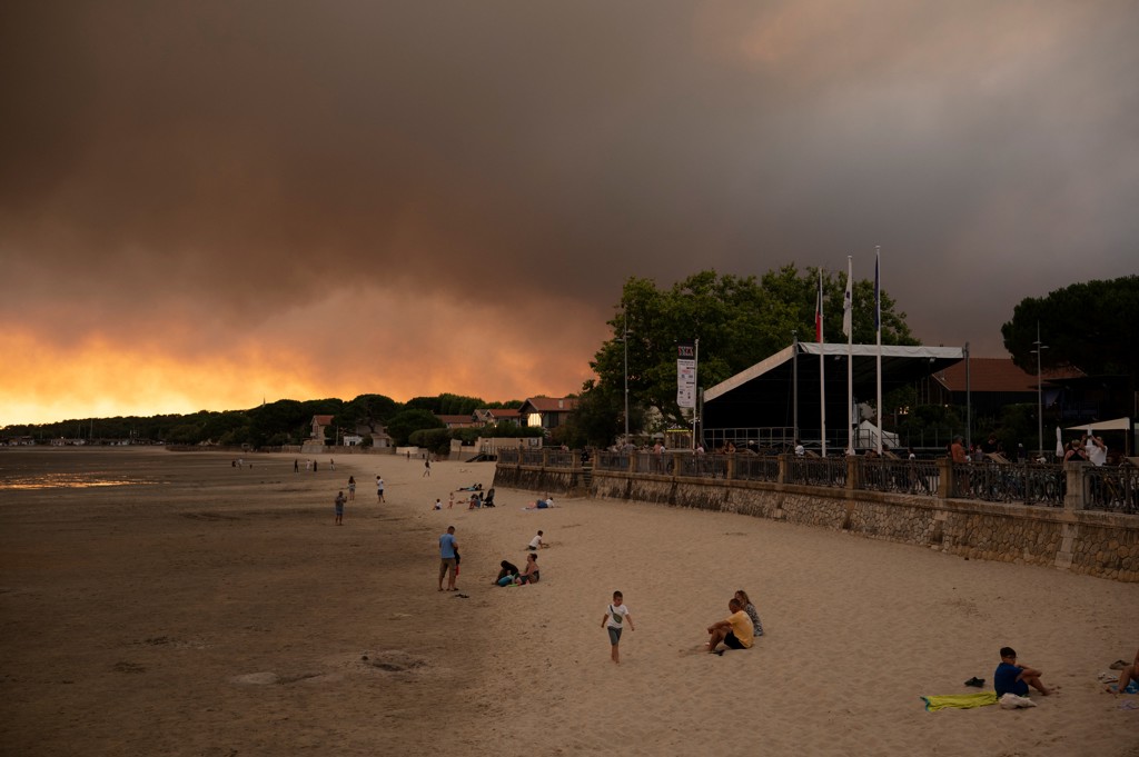 Halsoverkop weg om bosbrand? Dit zijn je rechten als vakantieganger