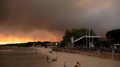 Halsoverkop weg om bosbrand? Dit zijn je rechten als vakantieganger