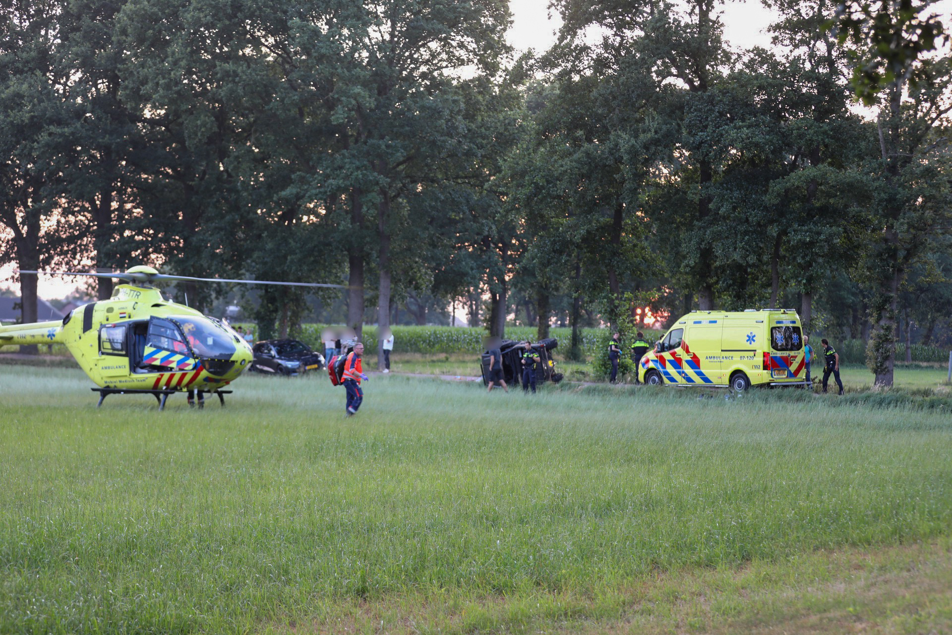 Ook een traumahelikopter landde bij de plaats van het ongeluk.
