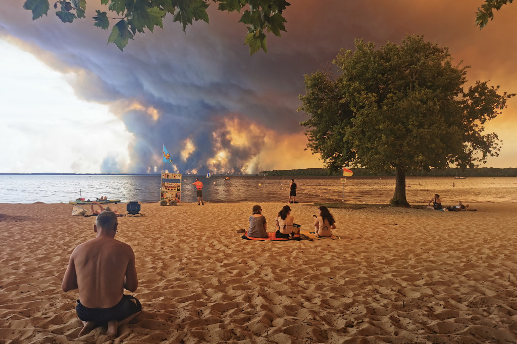 De foto werd gemaakt vanaf dit strand met uitzicht over het meer van Lacanau.