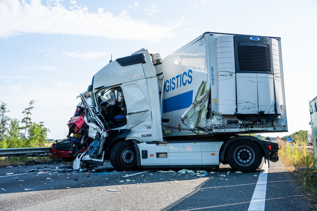 Vrachtwagenchauffeur omgekomen op A17 bij Moerdijk, gisteren ook al dodelijk ongeluk
