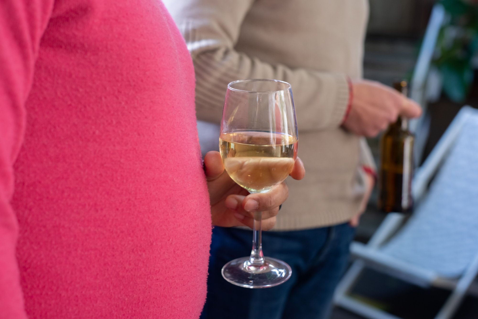 Influencer drinkt champagne tijdens zwangerschap: zo schadelijk is dat
