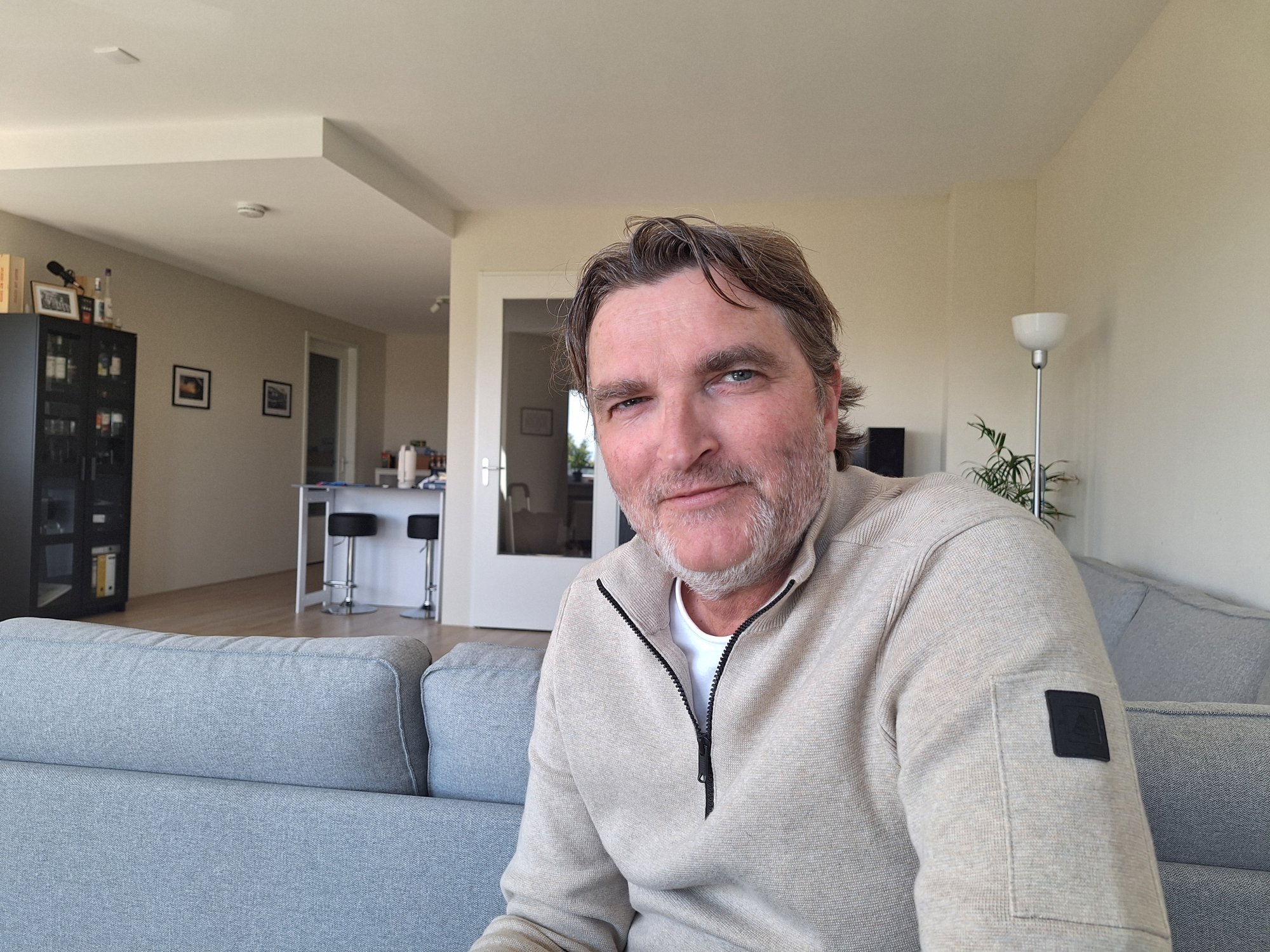 Hij woont op een geheim adres vanwege de bedreigingen.