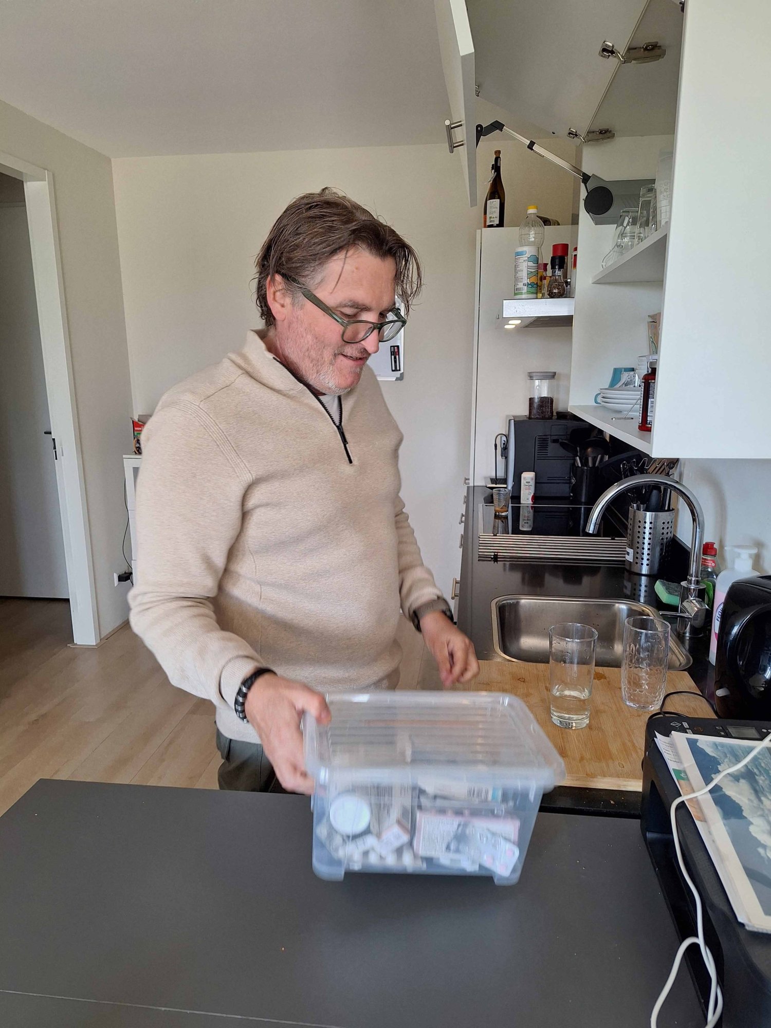 Hij heeft twee bakken vol medicijnen.