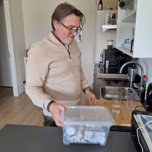 Hij heeft twee bakken vol medicijnen.