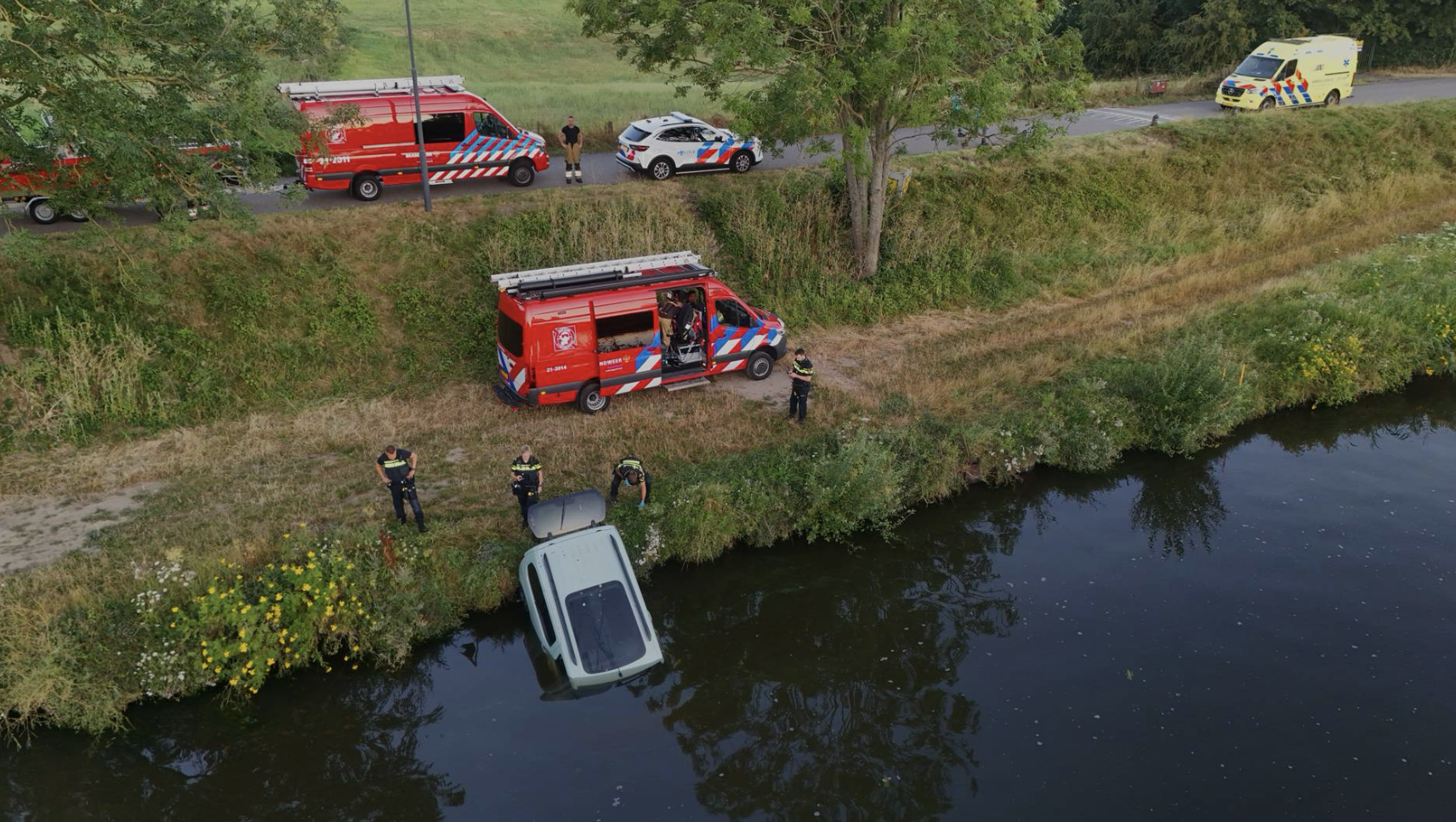 Auto te water in Engelen, mogelijk link met bekladdingen tegen azc