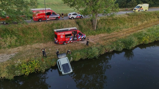 Auto te water in Engelen, mogelijk link met bekladdingen tegen azc