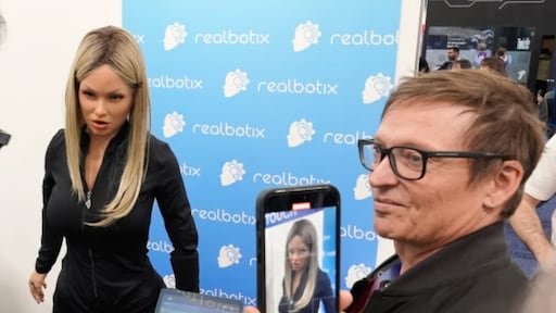 Robotlerares 'Sally' toch niet voor klas NY om banden met sekspoppen