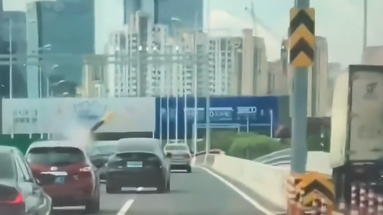 Metalen balk schiet dwars door auto op snelweg in China