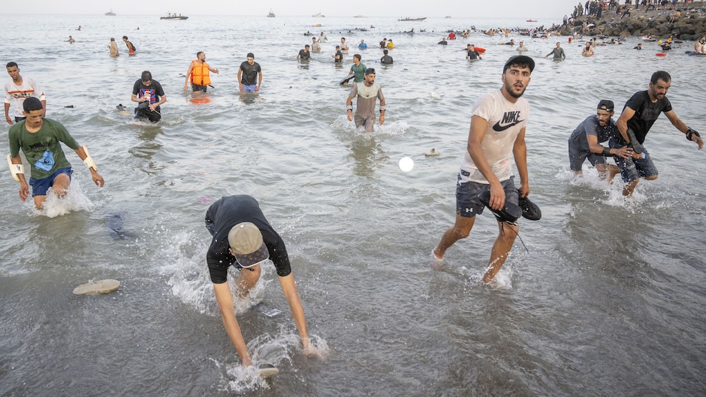 Image for the article: Oversteek naar Ceuta aangejaagd op social media, mogelijk door mensensmokkelaars