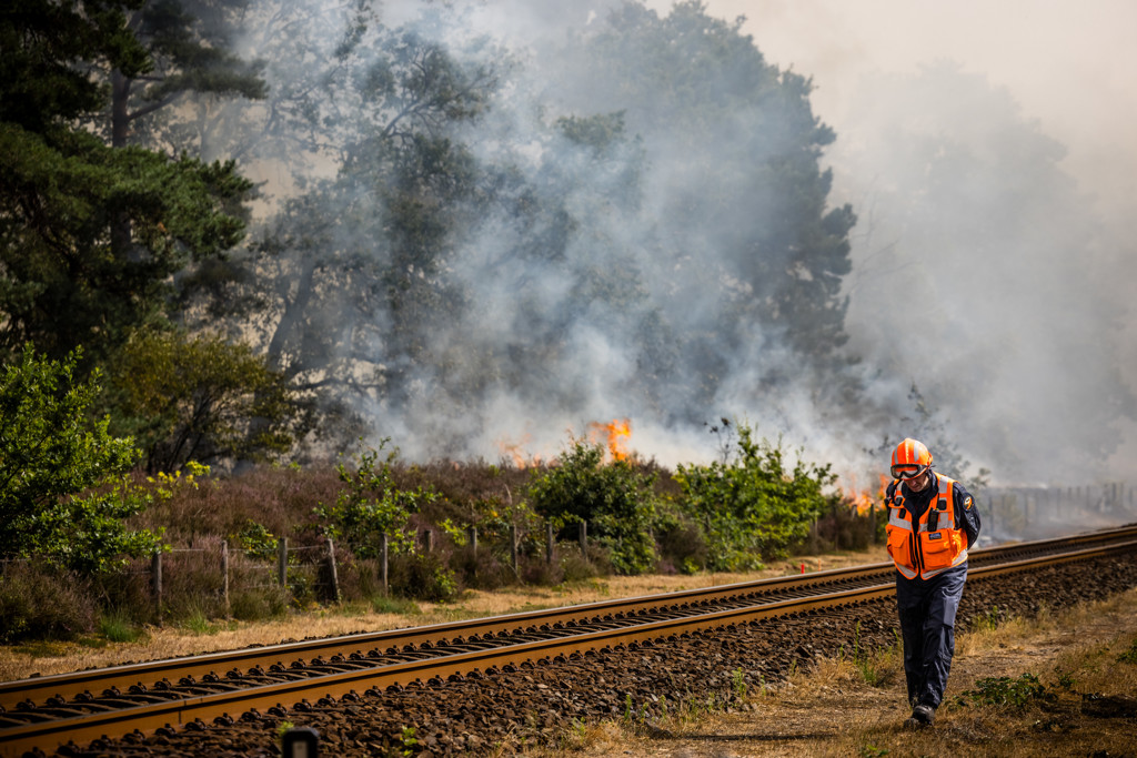 NL-Alert om natuurbrand Noord-Limburg blijft van kracht, tot zeker 09.00 uur geen treinen bij Venray