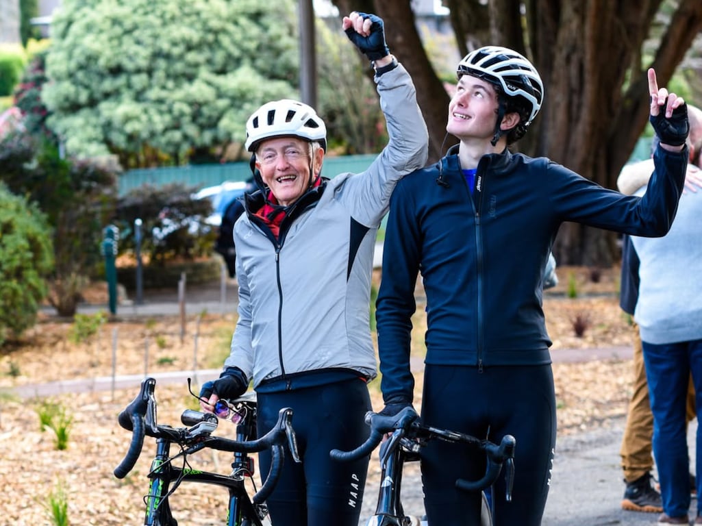 Fietser (82) overlijdt dag na voltooien tocht dwars door Australië met kleinzoon