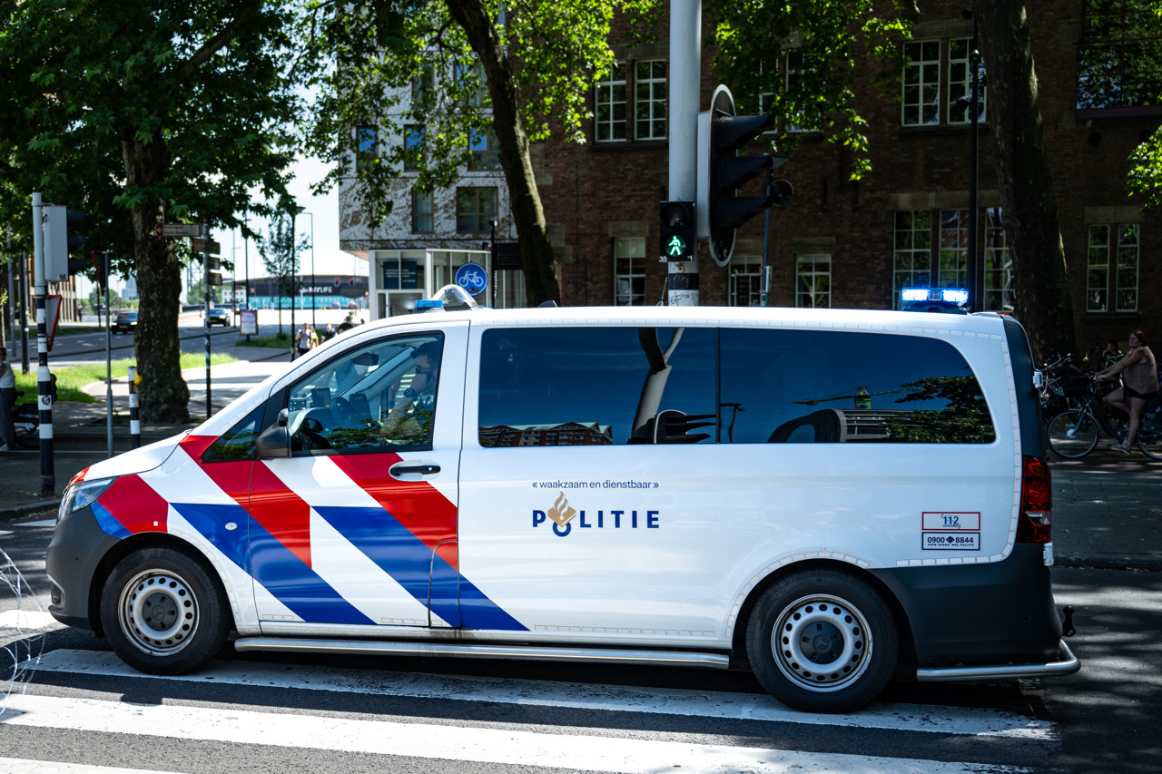 Man steekt op drie plekken in Rotterdam willekeurig op mensen in