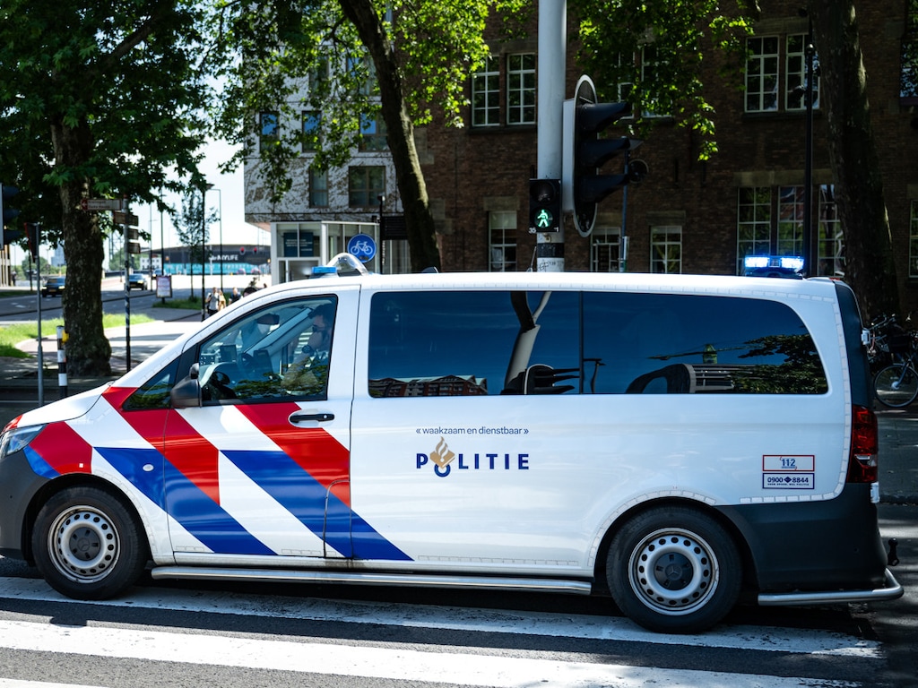 Man steekt op drie plekken in Rotterdam willekeurig op mensen in