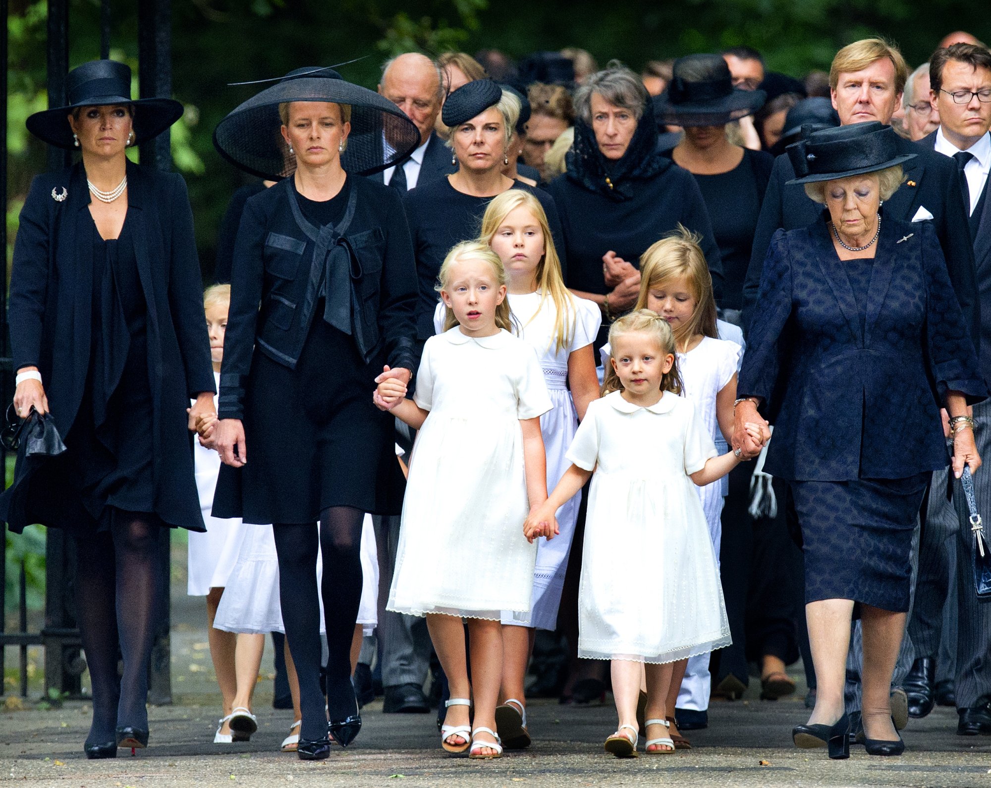 Mabel Wisse Smit, haar dochters en prinses Beatrix op de uitvaart van prins Friso