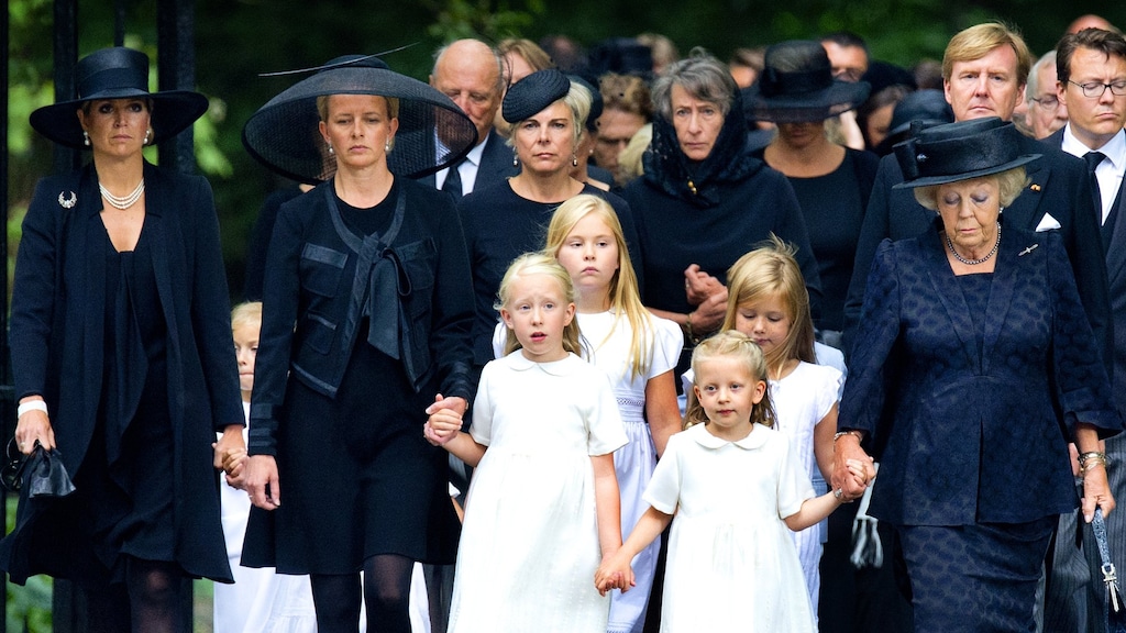 Mabel Wisse Smit, haar dochters en prinses Beatrix op de uitvaart van prins Friso