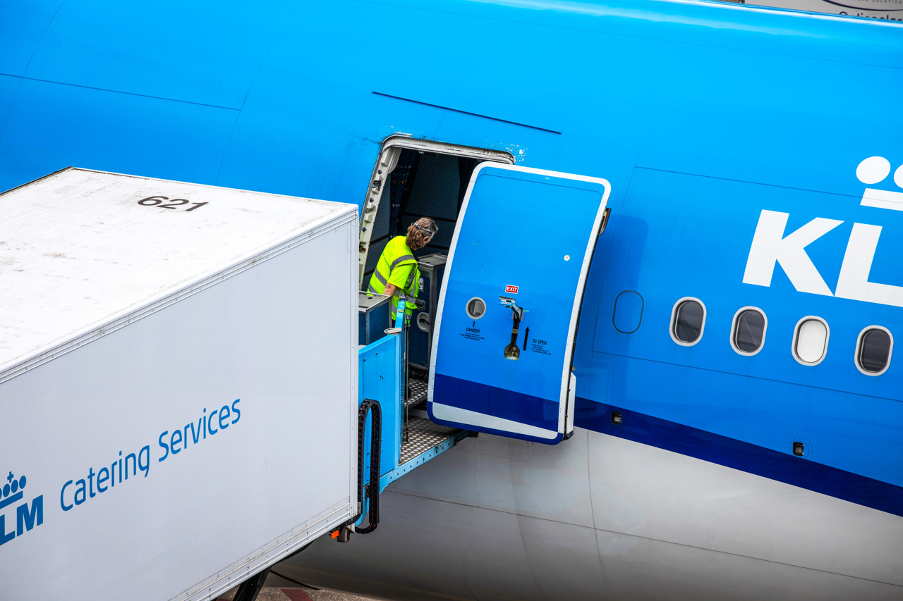 Geen gratis broodje kaas en bier meer op Europese vlucht van KLM