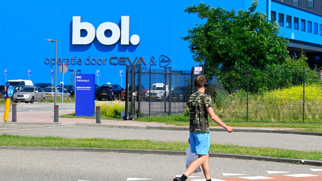 Image for the article: Bestellingen vertraagd of ophalen in de winkel: hack dreunt na bij Bijenkorf en Bol