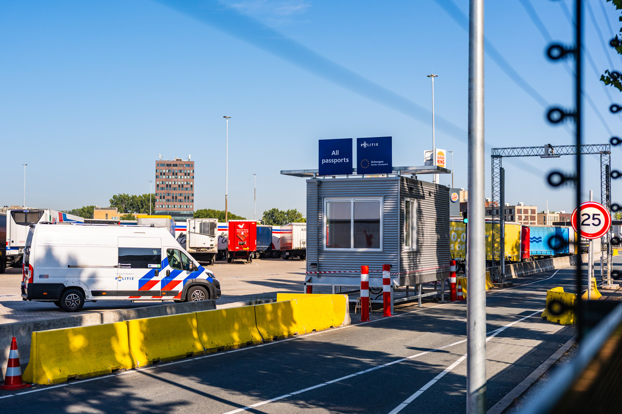 Twaalf mensen ontdekt in laadruim vrachtwagen in Vlaardingen