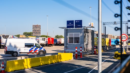 Twaalf mensen ontdekt in laadruim vrachtwagen in Vlaardingen