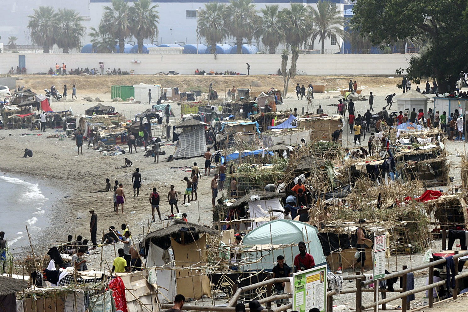 Door ze over te brengen naar het vasteland haalt Spanje de meisjes weg uit omstandigheden als deze, een migrantenkamp in Ceuta dat de afgelopen drie weken ontstond.