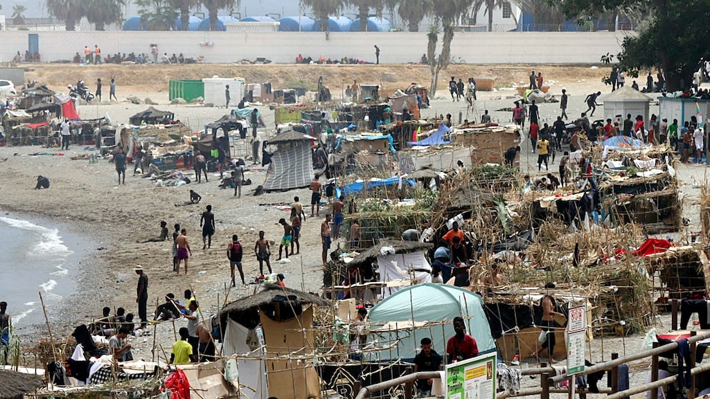 Door ze over te brengen naar het vasteland haalt Spanje de meisjes weg uit omstandigheden als deze, een migrantenkamp in Ceuta dat de afgelopen drie weken ontstond.