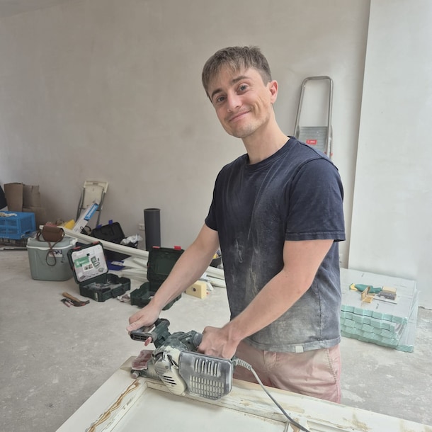 Joris tijdens de verbouwing.
