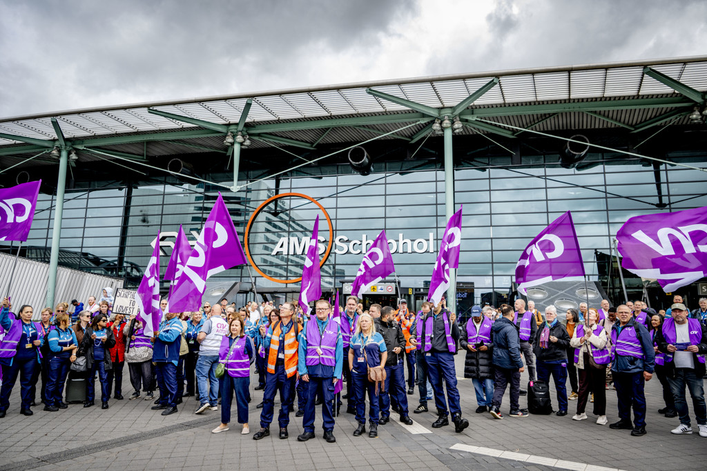 Beveiligers op Schiphol kondigen 'werkonderbrekingen' aan