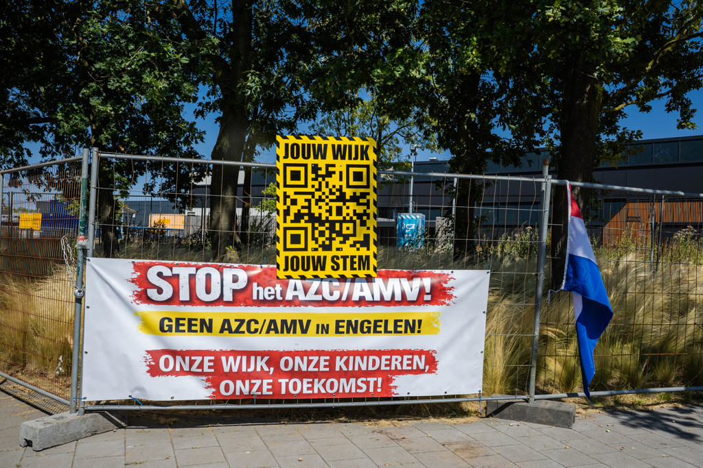 'Hakenkruizen gekalkt op stoep bij tegenstanders azc Engelen'