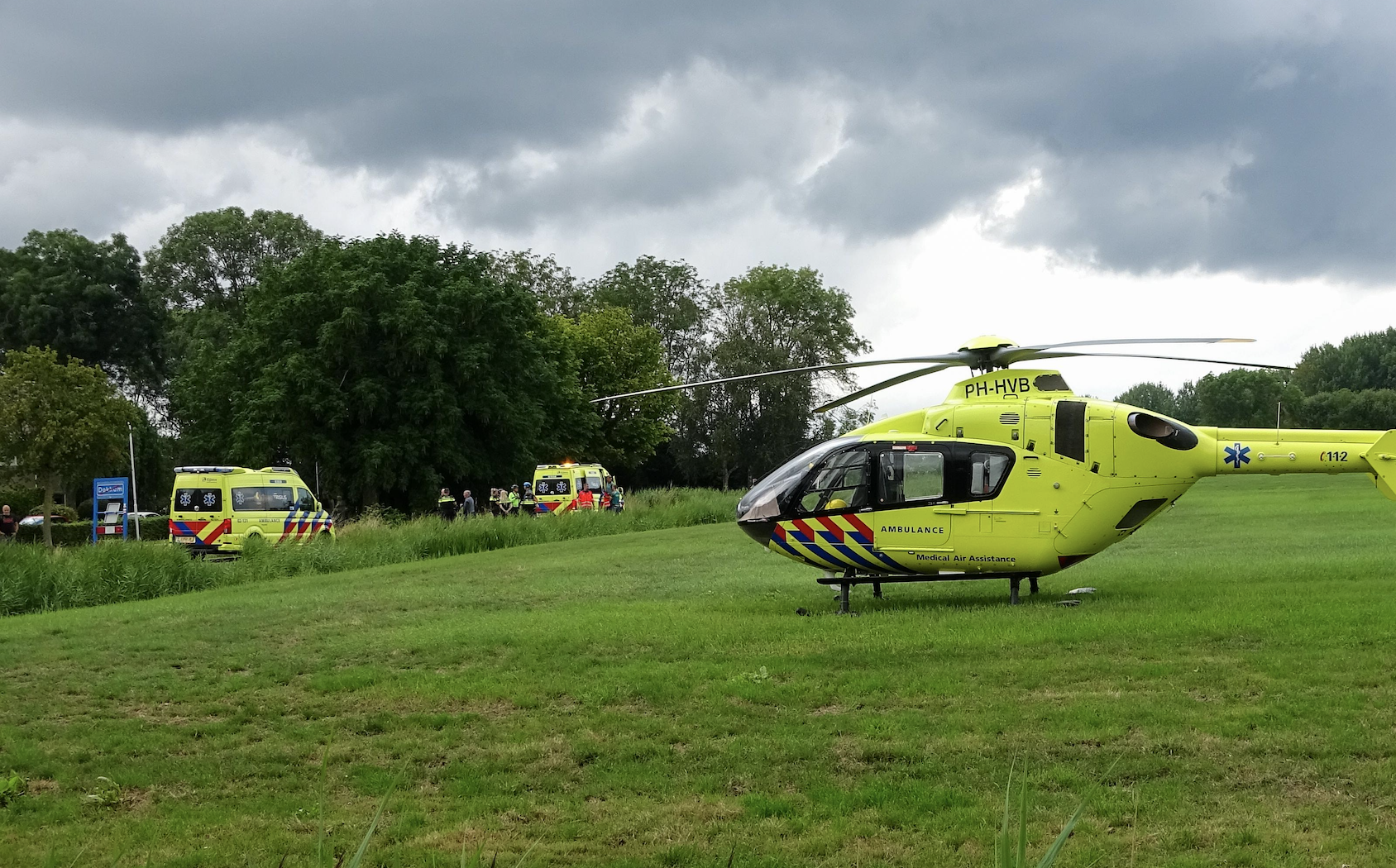 Fietser zwaargewond na inslag door bliksem in Dokkum