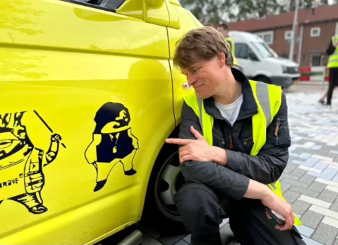 Andries Hofstra met een van de ambulances van Zeilen van Vrijheid.