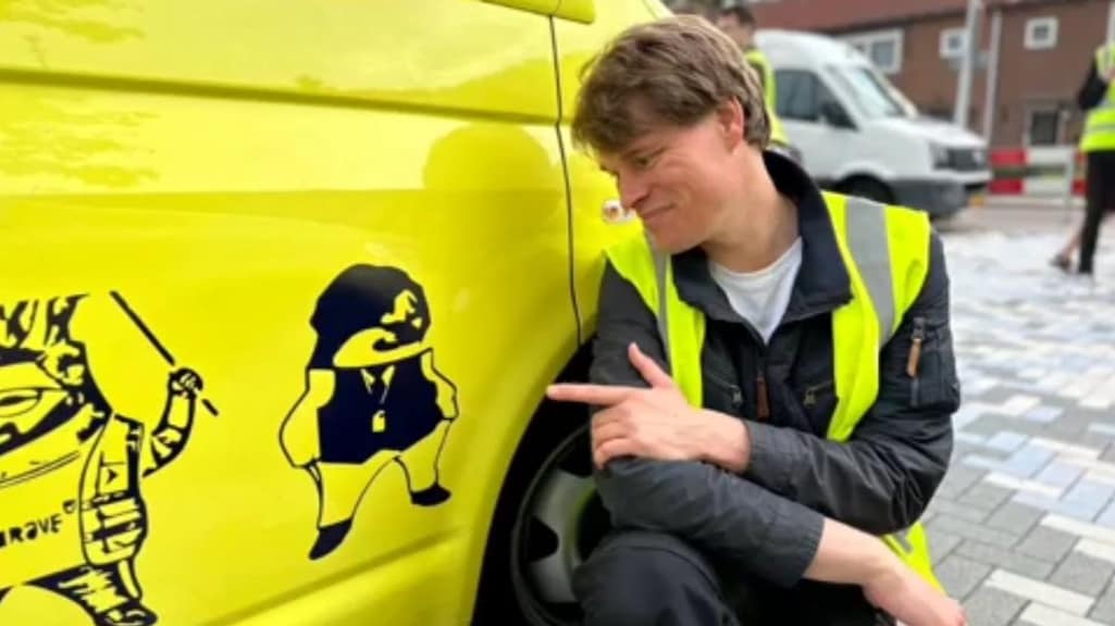 Andries Hofstra met een van de ambulances van Zeilen van Vrijheid.