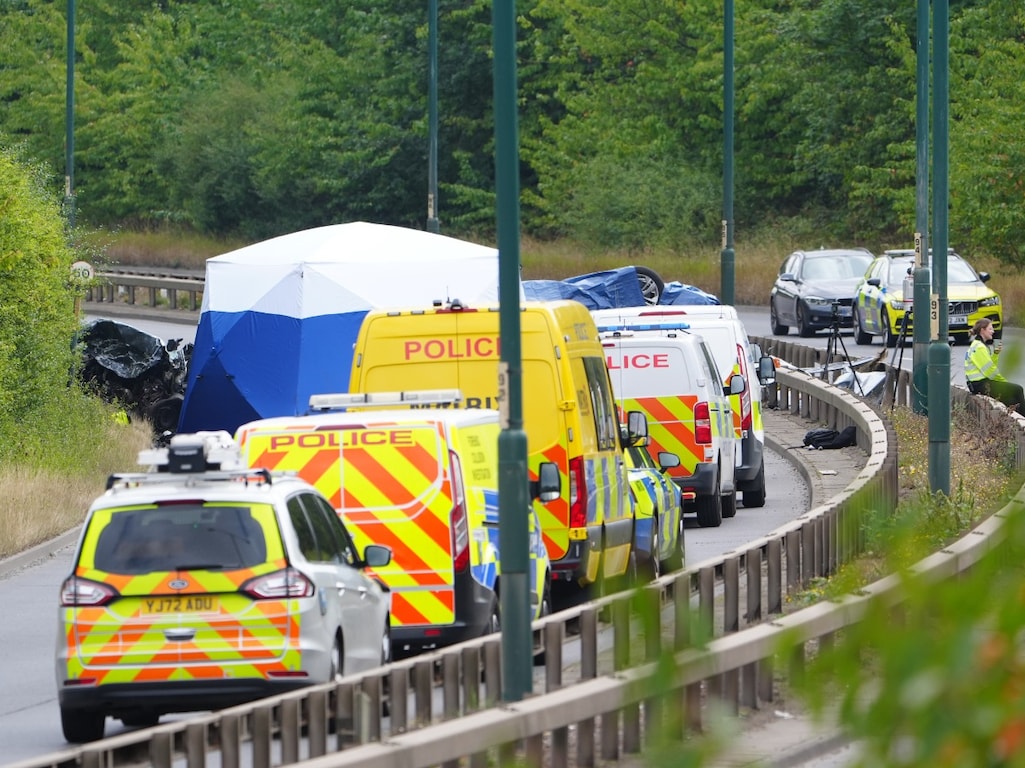 Zeven doden bij ongeluk met politieauto na achtervolging VK, onder wie twee agenten