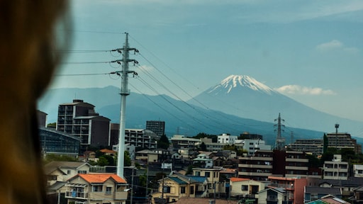 Man laat vermoeid zoontje (7) alleen achter op grote hoogte op Mount Fuji